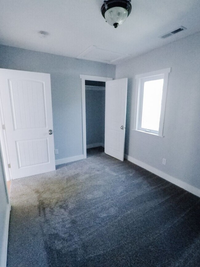 Building Photo - Updated Cozy Cottage