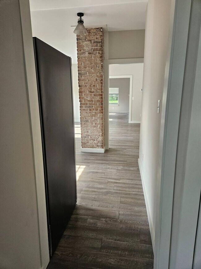 Building Photo - Charm, location and a great price ! Do not pass this up