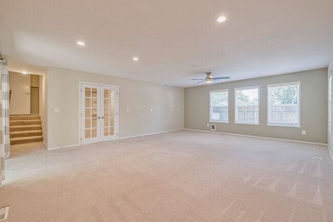 Building Photo - 4 bedroom 3 bath home in Tualatin with separate living quarters