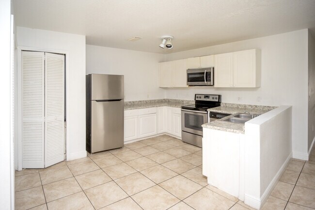 Building Photo - Gated Club Cortile 3/2 Condo 1st-Floor In-Unit Laundry