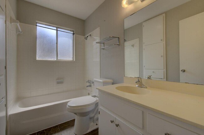 Building Photo - 2109 Singletree Ave