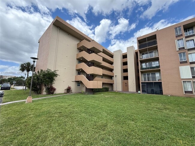 Building Photo - 9140 Fontainebleau Blvd