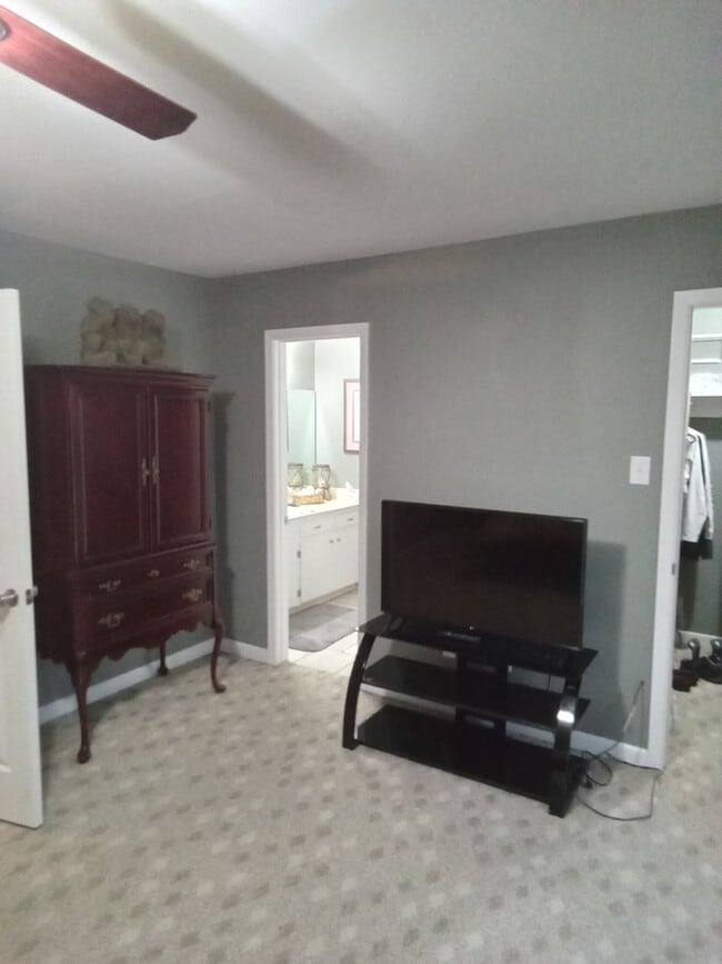 Building Photo - ***Broadmoor / Anderson Island Area***