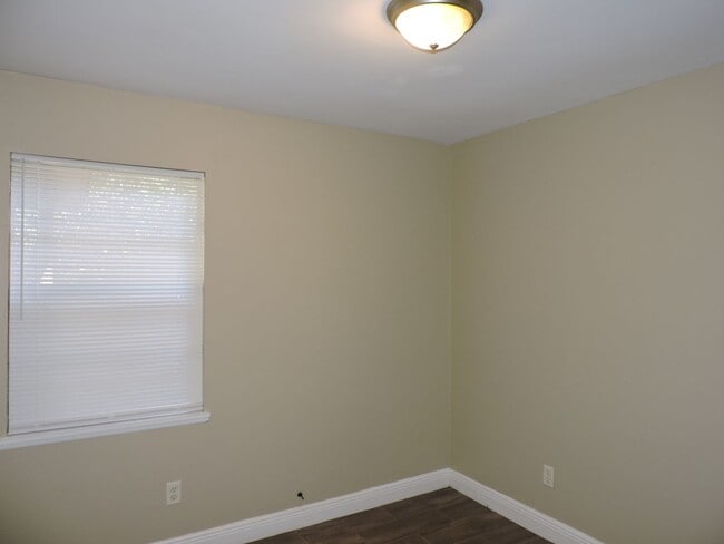 Building Photo - Convenient to NAS and Corry!