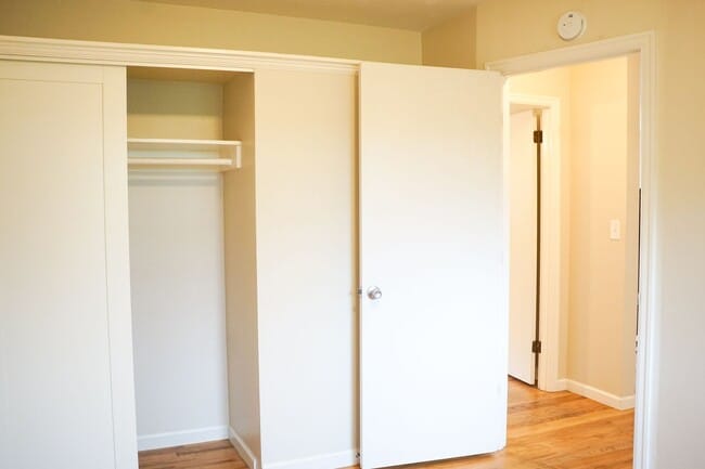 Building Photo - Updated Vintage 2Bed Courtyard Flat w/Hard...