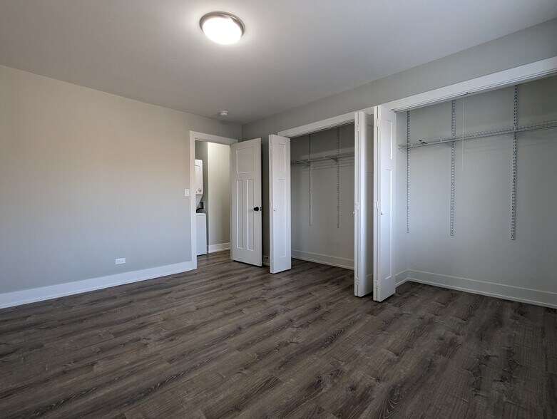 Building Photo - 542 W Surf St