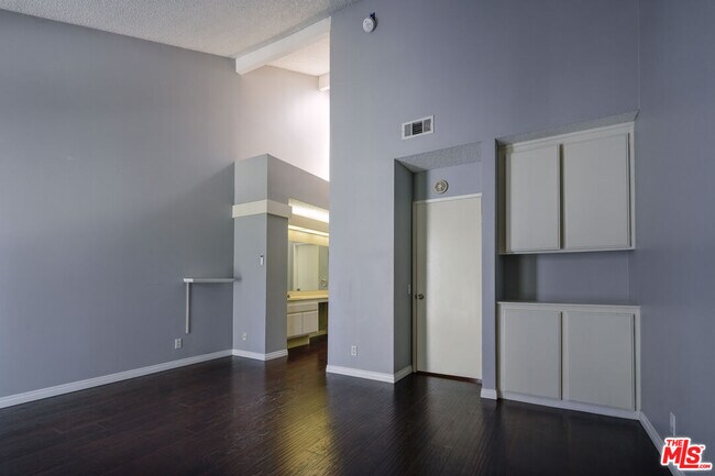 Building Photo - 25595 Pine Creek Ln