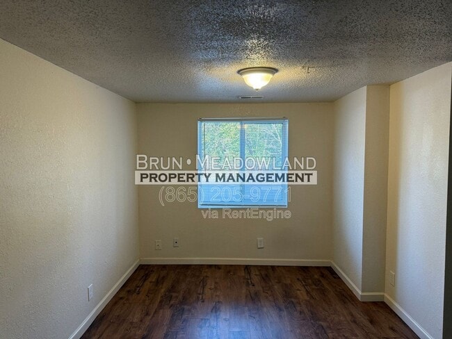 Building Photo - 502 E Red Bud Rd