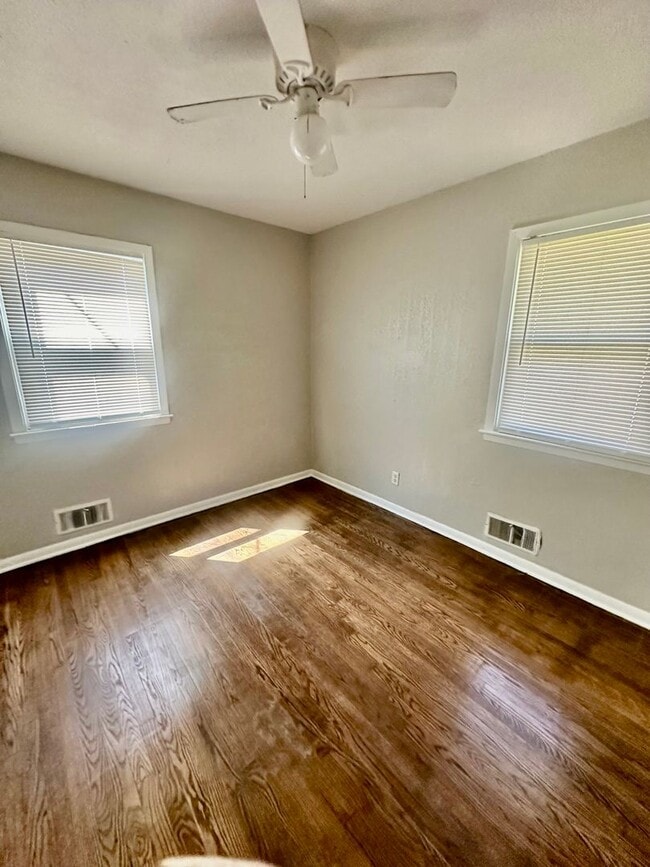 Building Photo - Cute 3 Bedroom 1 Bath For Rent!