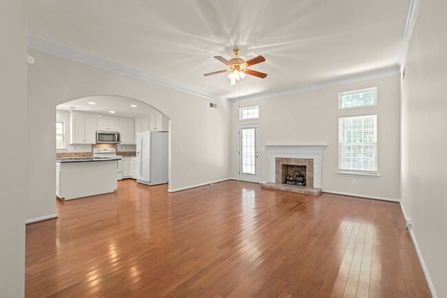 Building Photo - 3 Bedroom w/ 2 car Garage (Landscaping is ...