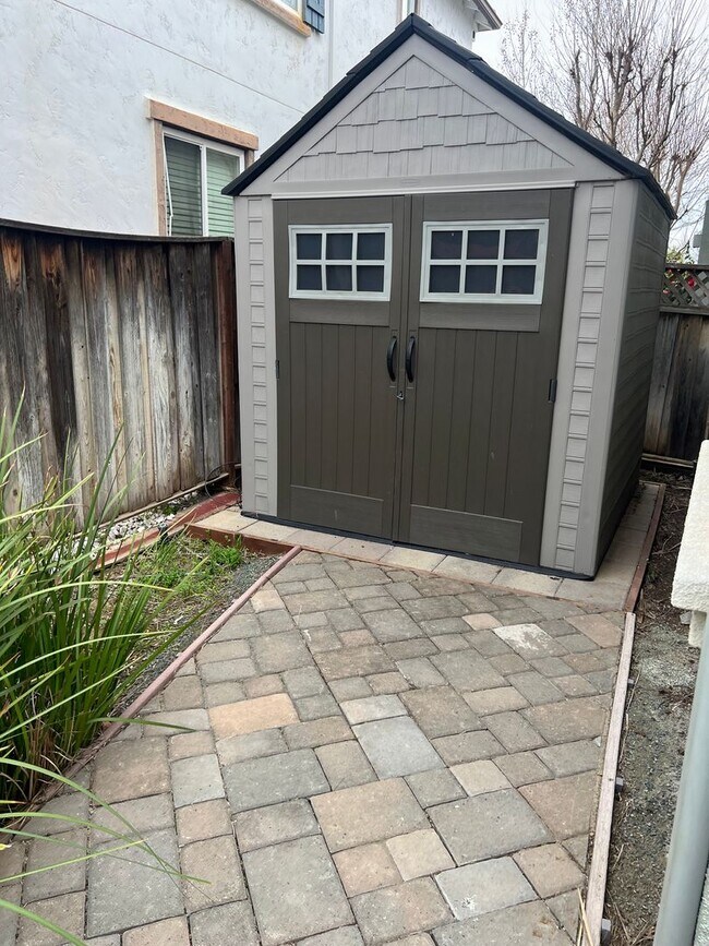 Building Photo - 627 Tradition St