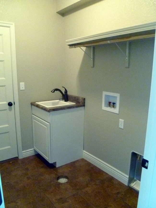 Building Photo - 3 Bedroom Victorian Style Home - Cherry Hill