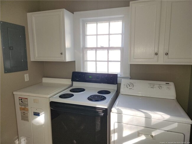 Building Photo - 225 Pinecrest Dr