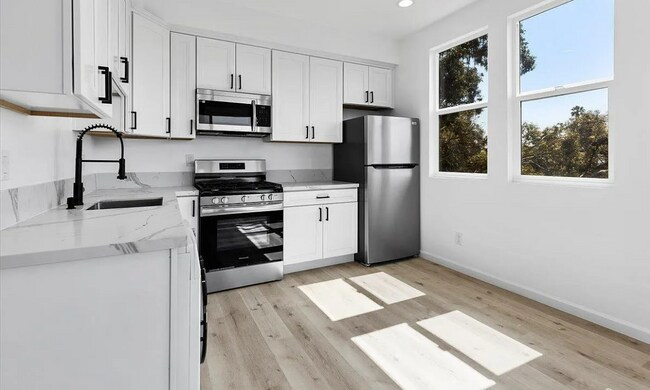 Building Photo - Modern 2 Bed, 2 Bath Bay Park Gem with Exp...