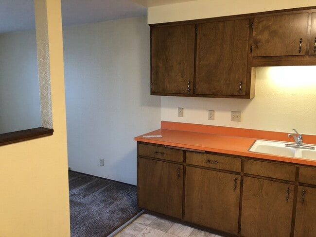 Building Photo - Two bedroom one bath duplex in Springfield!