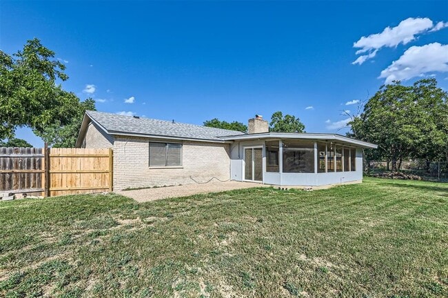 Building Photo - 1604 Wildflower Dr