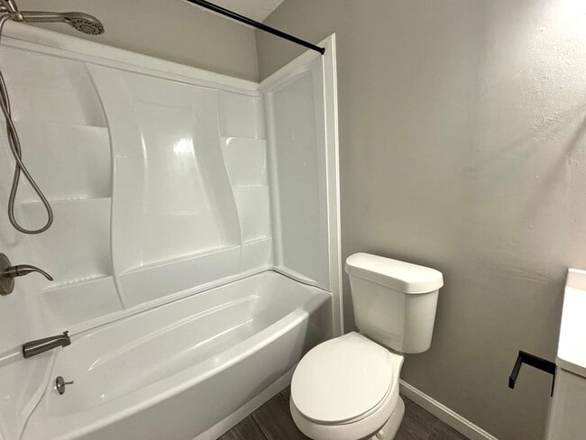 Building Photo - 3 bedroom 2 bathroom Duplex!