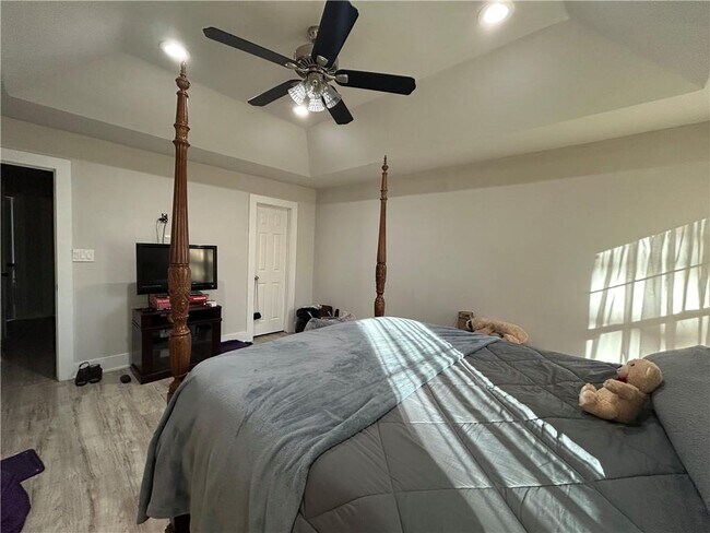 Building Photo - 6031 Ambassador Dr