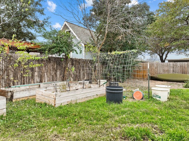 Building Photo - **Charming Home in Terrell Heights – Moder...