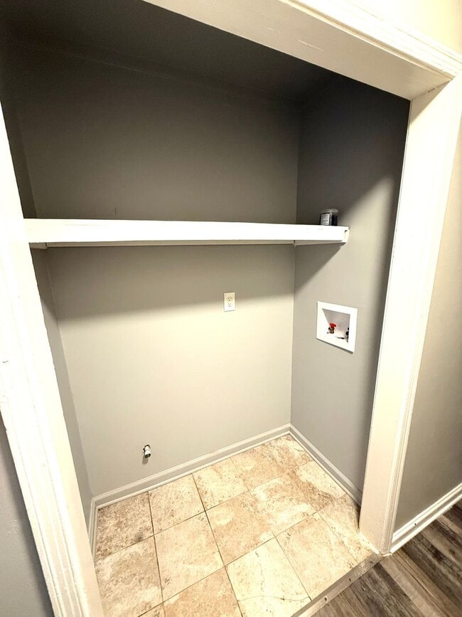 Building Photo - ** 3 Bed 1.5 Bath Located in South Lawn** ...