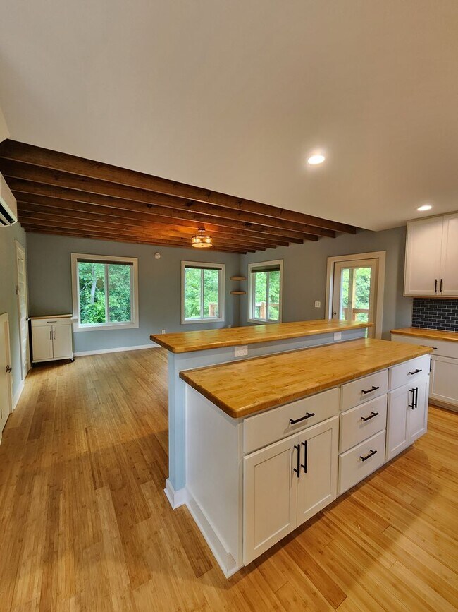 Building Photo - West Asheville Rental