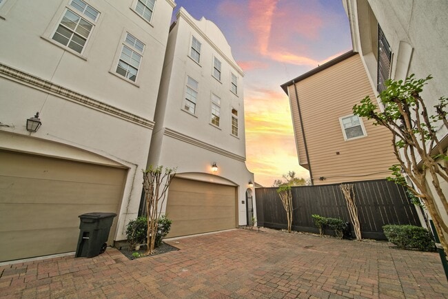 Building Photo - 1250 W 23rd St