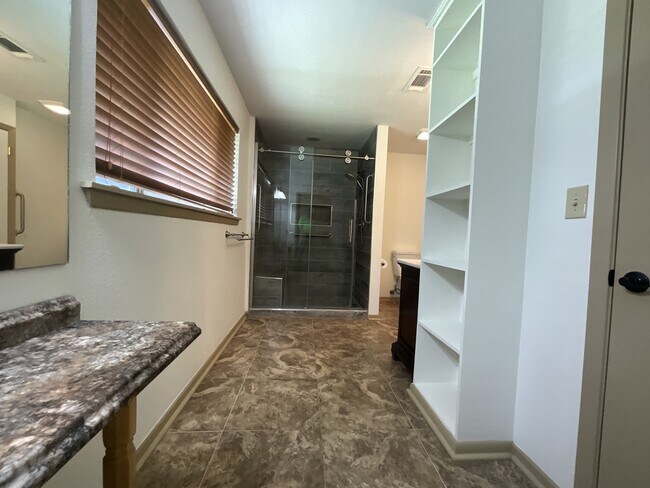 Building Photo - 530 Hilliard Dr