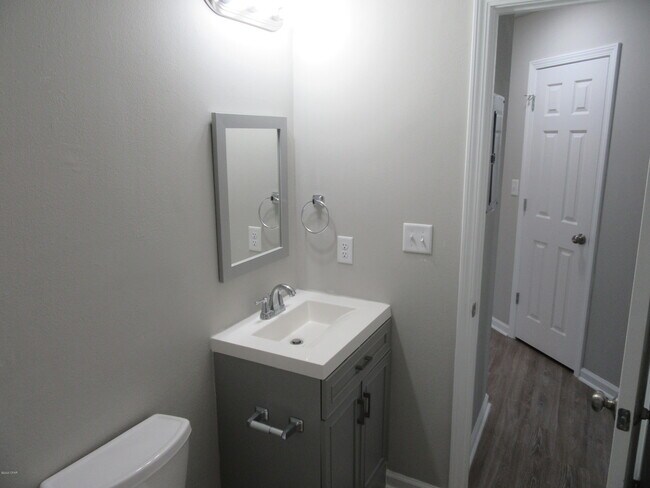 Building Photo - 1302 Grace Ave