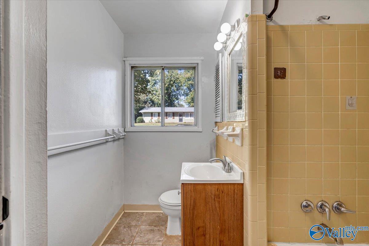 Building Photo - 1702 Wakefield Dr NE