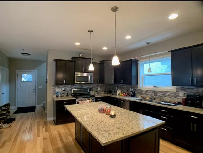 Building Photo - Available Aug 28th 2026 6 bed 3 bath for rent in popular Southeast Minneapolis neighborhood!