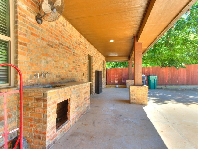 Building Photo - 616 SW 23rd St