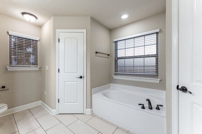 Building Photo - 2091 Eagle Dr