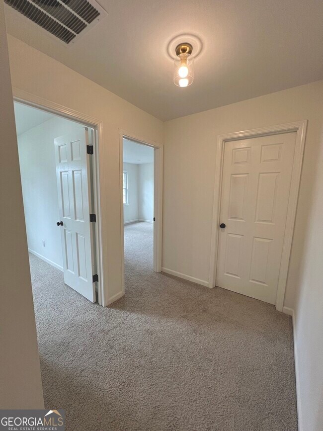 Building Photo - 2907 Clearbrook Dr