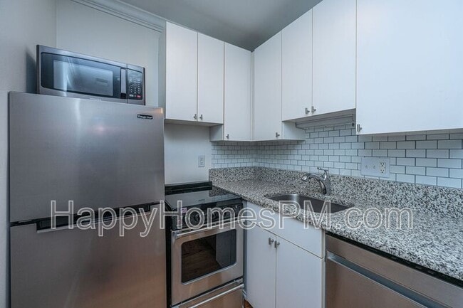 Building Photo - 338 King St