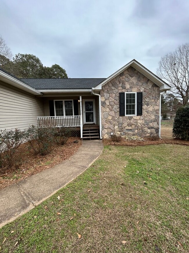 Building Photo - 3/2 Nice House in East Rome $1,895