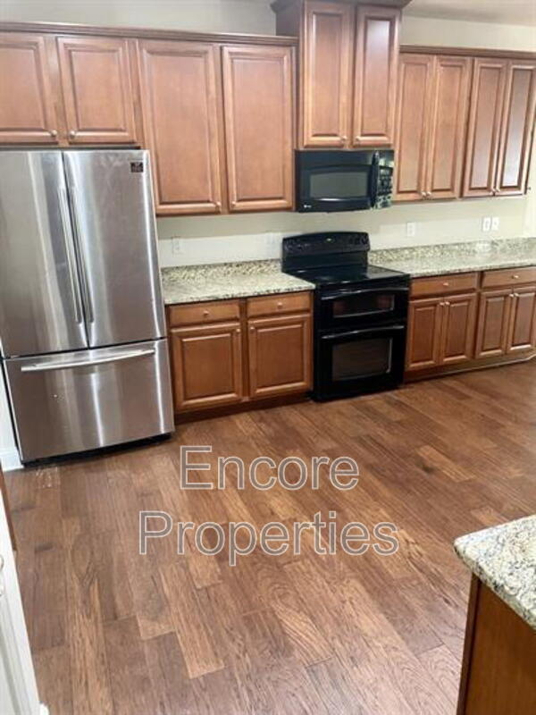 Building Photo - 2057 Aventon Ln