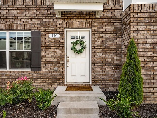 Building Photo - Amazing 3BR Townhome in Goodlettsville