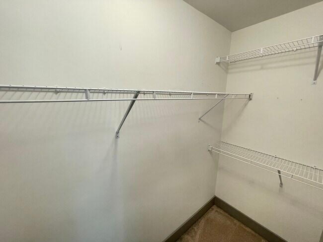 Building Photo - Bristol Creek 2 bedroom unit with fenced p...