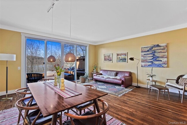 Building Photo - 493 Warburton Ave