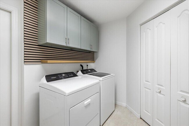 Building Photo - 1902 SE Gaskins Cir