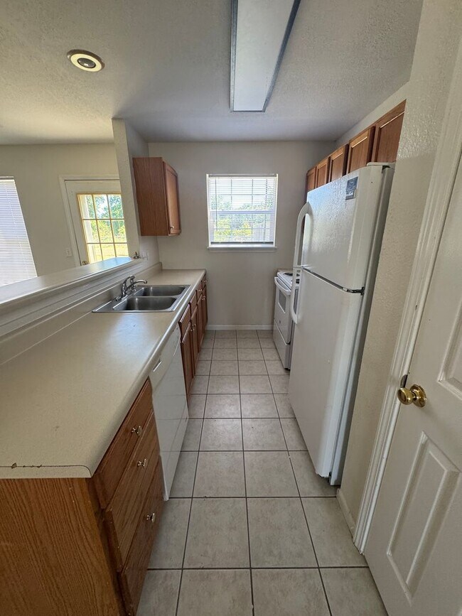 Building Photo - 2681-2683 E Oakbrook Dr