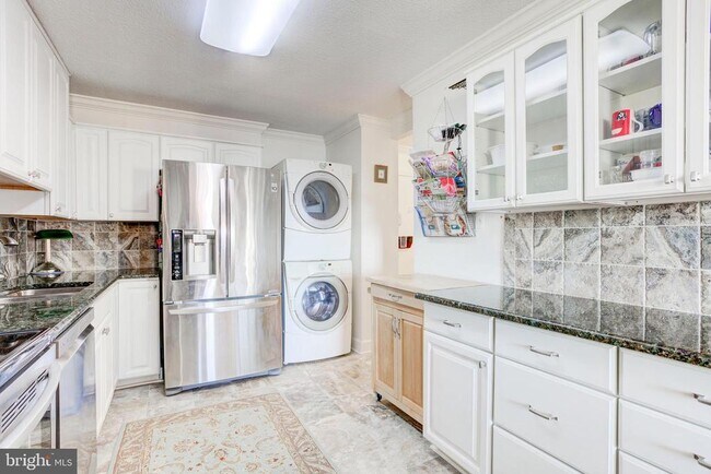 Building Photo - 307 Yoakum Pkwy