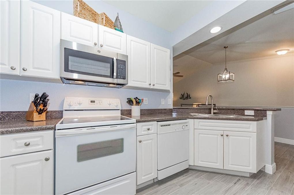 Kitchen with ample storage space - 2352 57th Cir