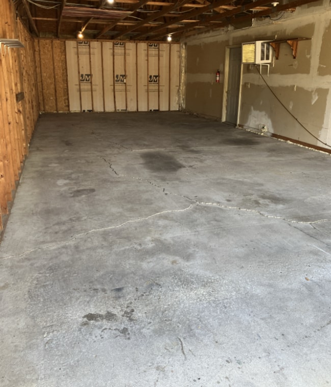 Building Photo - 3 Bedroom Home for rent in Newton, IA