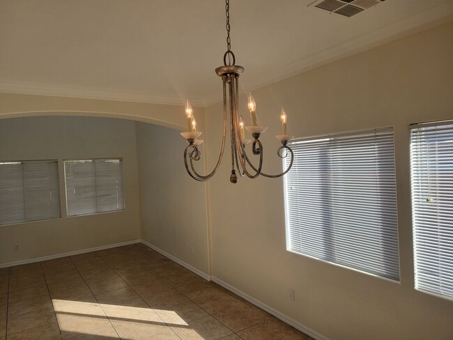 Building Photo - Spacious 5 bed 2.5 bath 2 story home with ...