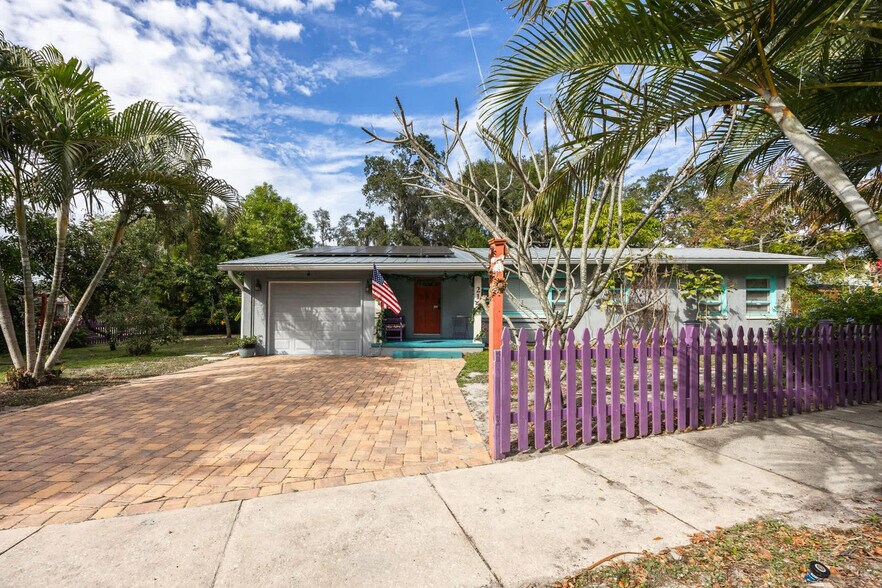 Building Photo - 214 Lucerne Dr