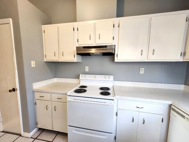 Building Photo - 3 bedroom for rent in NE Tallahassee, wood floors, Privacy Fenced yard, available early March 202...