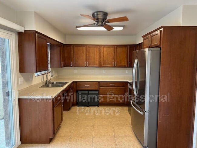 Building Photo - 10621 W Coggins Dr