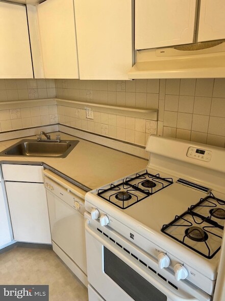 Building Photo - 2025 N Lincoln St