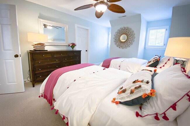 Building Photo - Beautifully FURNISHED Off Season 3bd/2.5 BA Single Family Home